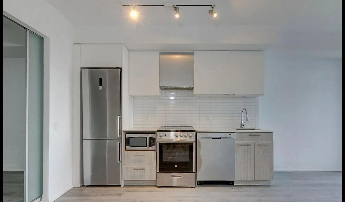 Amazing 2 Bedroom Condo 3 Beds 1 Bath Dundas Square Toronto Canada
