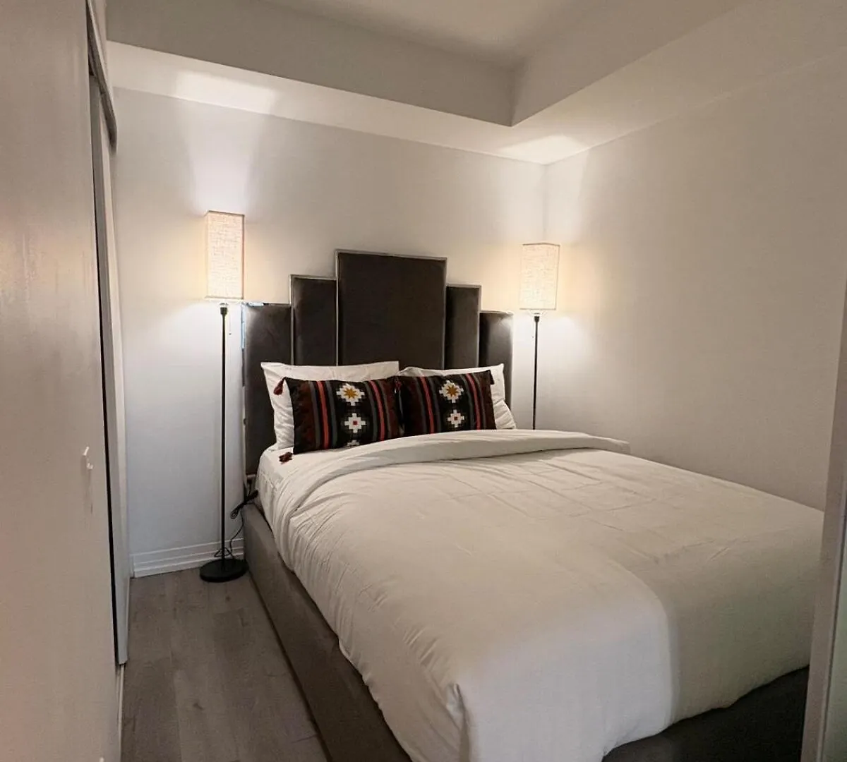 Amazing 2 Bedroom Condo 3 Beds 1 Bath Dundas Square Toronto