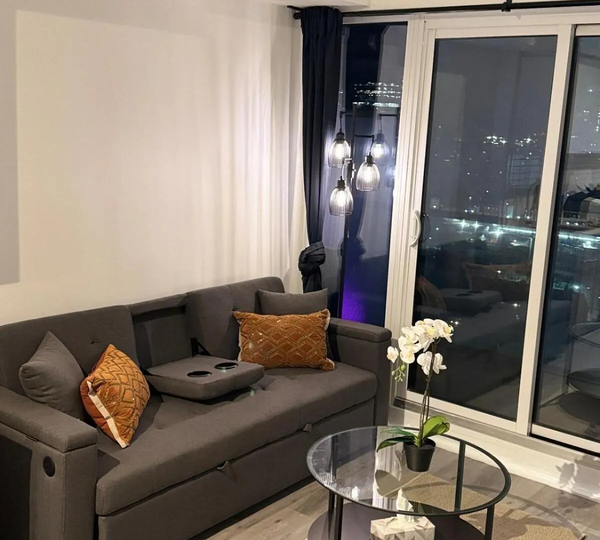 Amazing 2 Bedroom Condo 3 Beds 1 Bath Dundas Square Toronto Apartment