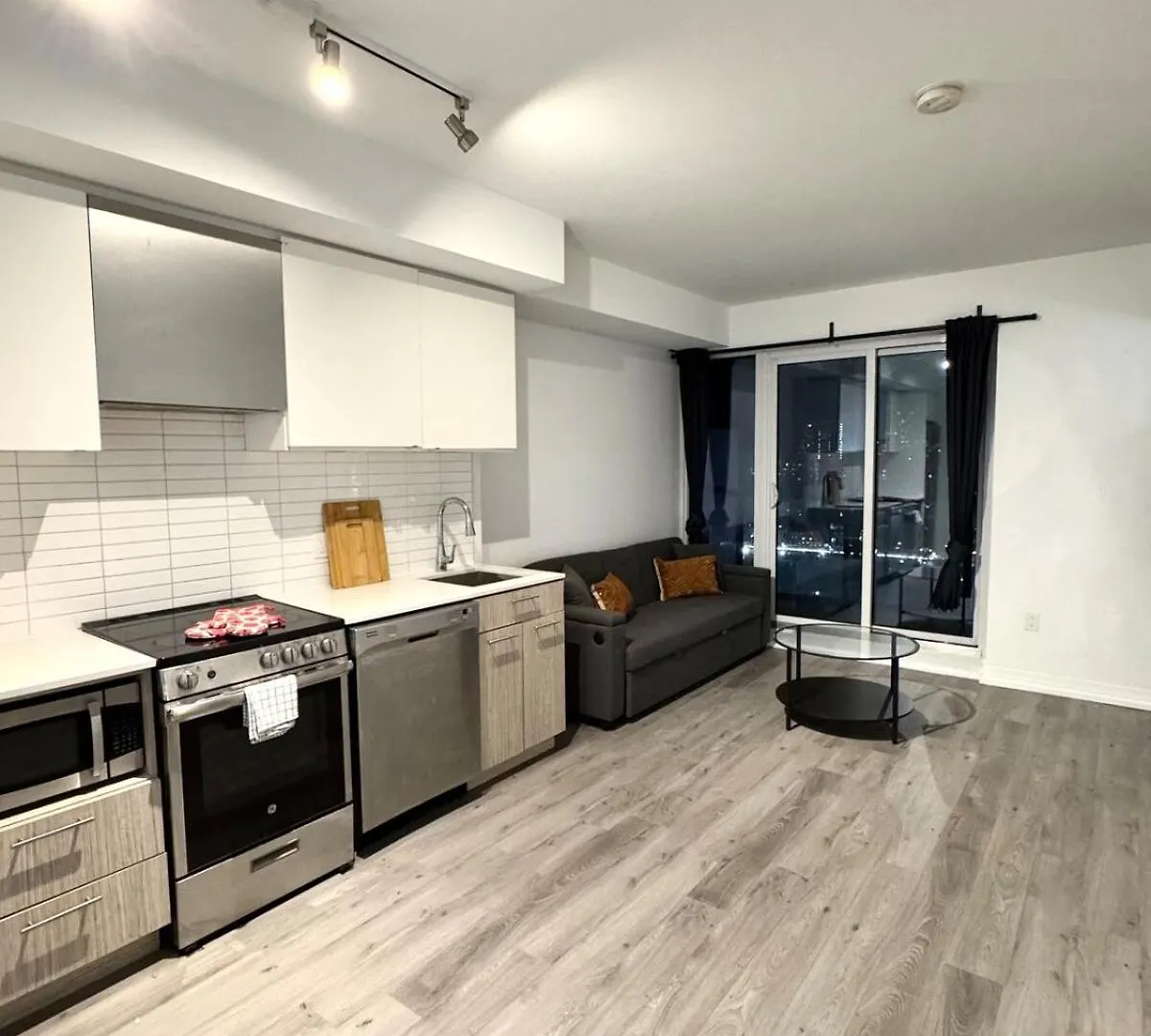 Amazing 2 Bedroom Condo 3 Beds 1 Bath Dundas Square Toronto