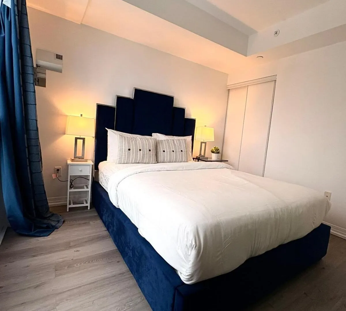Apartment Amazing 2 Bedroom Condo 3 Beds 1 Bath Dundas Square Toronto