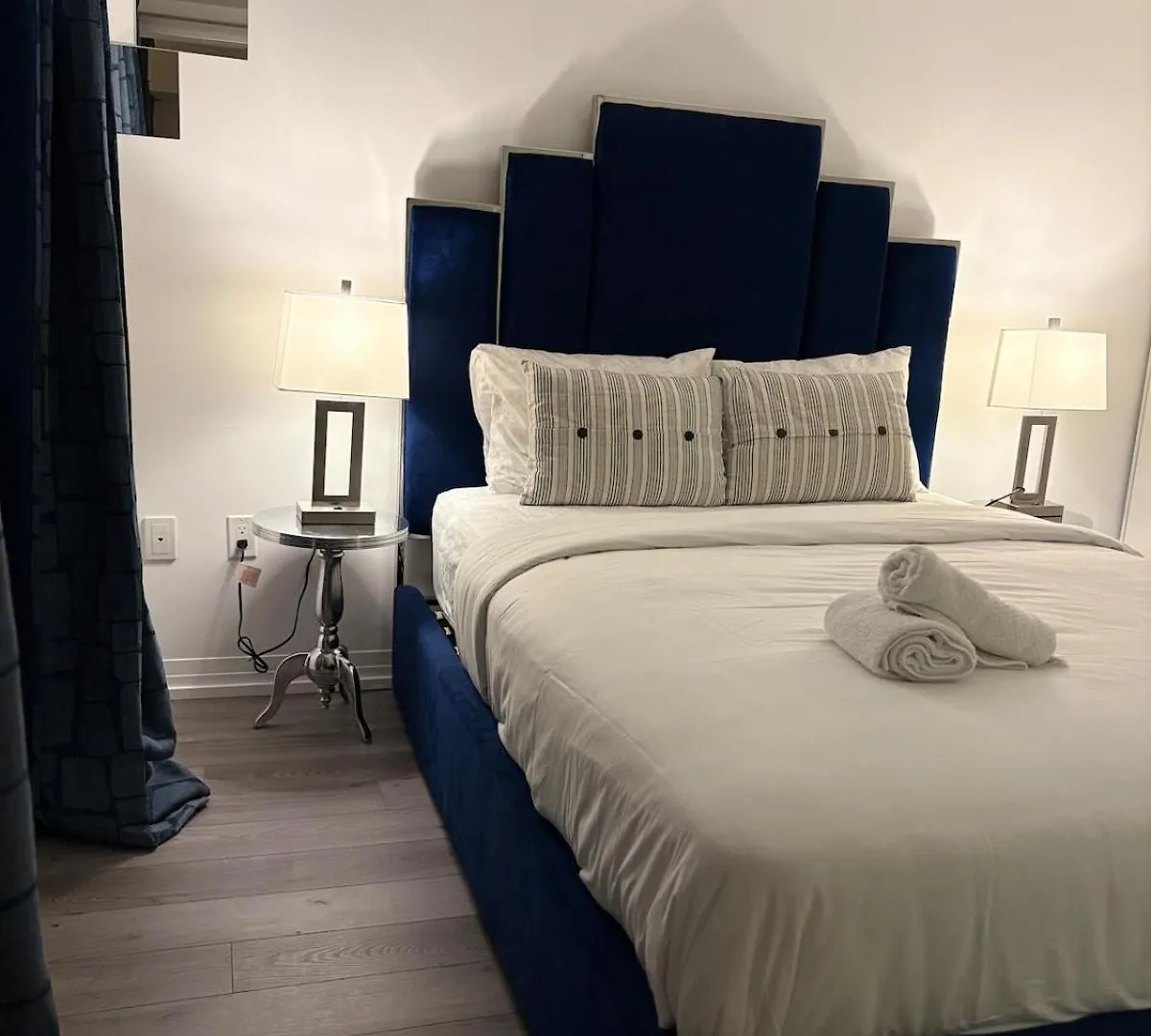 Amazing 2 Bedroom Condo 3 Beds 1 Bath Dundas Square Toronto 0*,