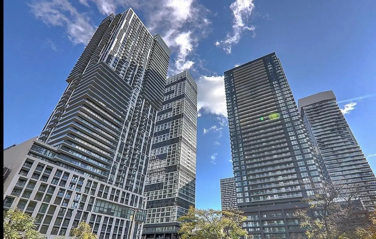 Amazing 2 Bedroom Condo 3 Beds 1 Bath Dundas Square location